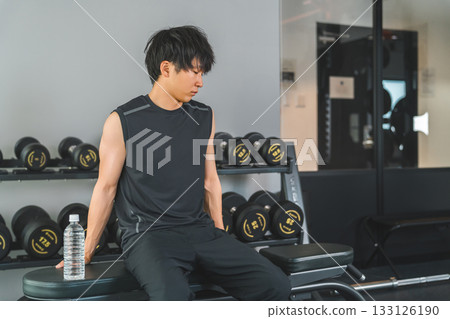 一名男子在健身房進行間歇訓練。 一名男子在健身房進行間歇訓練。 133126190