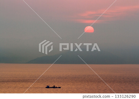 Suruga Bay, fishing boats and a fantastic sunrise 133126290