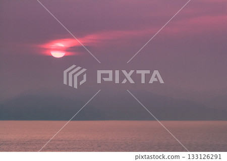 Pink-hued Suruga Bay and sunrise 133126291