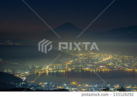 夜幕下的富士山 | 諏訪湖的霧夜景色 133126292