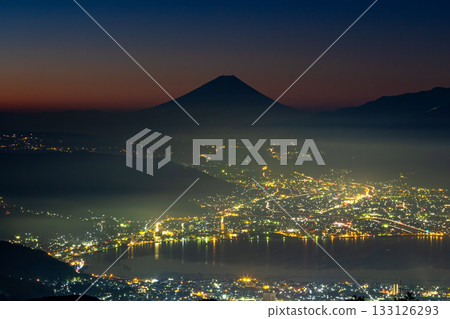 富士山和諏訪湖的夜景漂浮在黑暗中 133126293