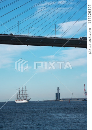 日本丸號從名光中央橋下穿過，向北駛往凜子花園碼頭。 133126395