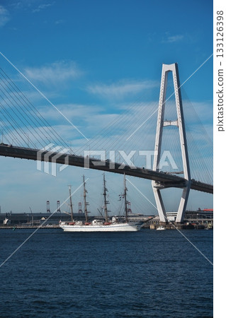 日本丸號從名光中央橋下穿過，向北駛往凜子花園碼頭。 133126398