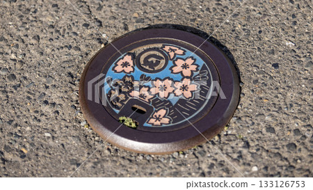 Manhole cover have a city symbol of hitome senbonzakura, a sense of blossom of sakura 133126753