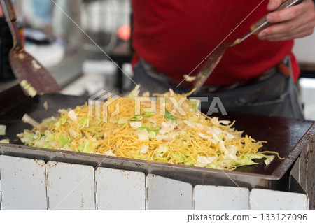 在小攤上烤大量的炒麵 在小攤上烤大量的炒麵 133127096