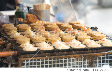 小吃攤正在烹調大阪燒 133127099