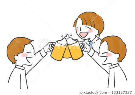 朋友們舉杯暢飲啤酒 133127327