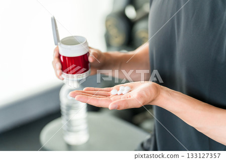 肌肉訓練、訓練期間的補劑、服用肌肉訓練補劑的年輕亞洲男子 肌肉訓練、訓練期間的補劑、服用肌肉訓練補劑的年輕亞洲男子 133127357