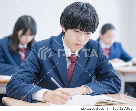 高中男生在教室裡學習 高中男生在教室裡學習 133127362