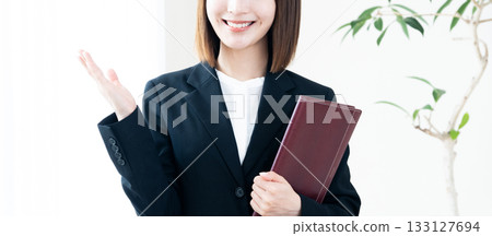 給予指導的女商人 133127694