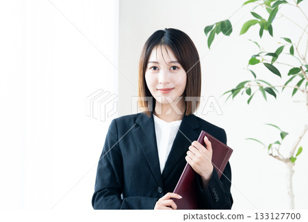 給予指導的女商人 133127700