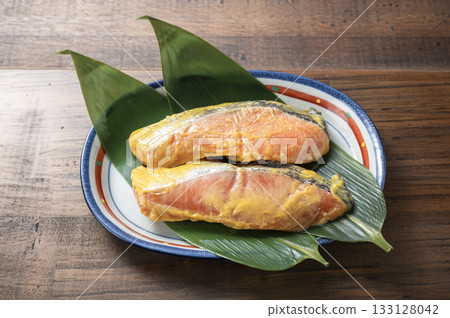 三文魚在西京醃製 三文魚在西京醃製 133128042