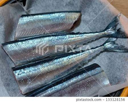 用微波爐烤秋刀魚 用微波爐烤秋刀魚 133128156