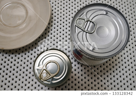 Closed metallic can and plate 133128342