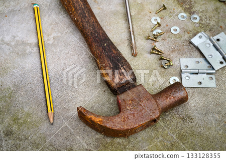 old grunge hammer in close up old grunge hammer in close up 133128355