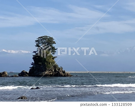 View of Onnaiwa Rock and the Tateyama mountain range from Amaharashi Coast 133128509
