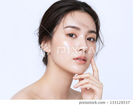 年輕亞洲女性的保濕肌膚和護膚圖片 133128537