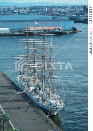 從名古屋港務大樓的觀景台上可以看到「海和丸號」停靠在名古屋港花園碼頭。 133128584