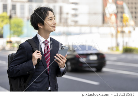 與智能手機的一個商人 133128585