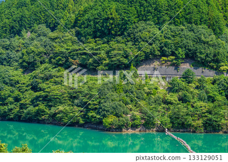 View of the reservoir lake (Kawasemi Lake) of the Otagawa Dam in Morimachi (Shizuoka Prefecture) 133129051