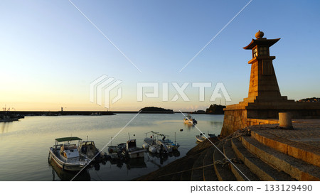 鞅浦：晨光照亮的夜燈 133129490