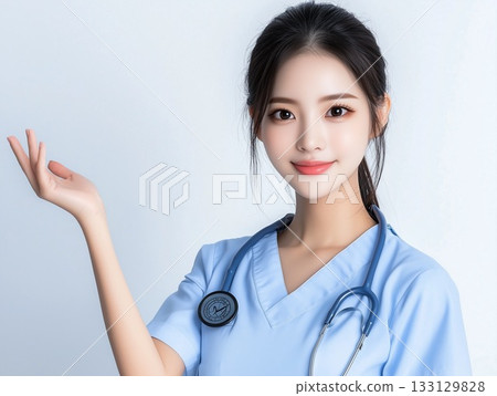 一位身穿藍色手術服、肩上背著聽診器的年輕女子。她是醫院的護士。 133129828