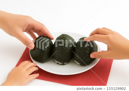 白盤上美味的自製飯糰 白盤上美味的自製飯糰 133129902