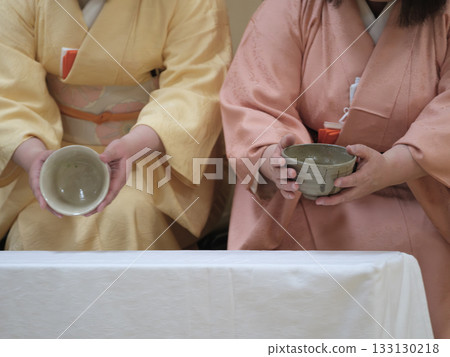 茶道中的茶碗觀賞場景-表千家 茶道中的茶碗觀賞場景-表千家 133130218