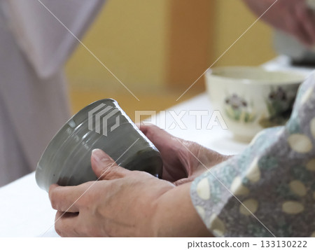 Tea bowl viewing scene in the tea ceremony - Omotesenke 133130222