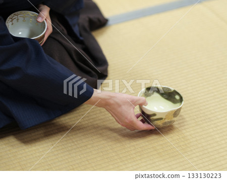 Tea bowl viewing scene in the tea ceremony - Omotesenke 133130223