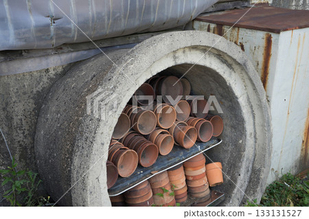 Flower pot in clay pipe 133131527