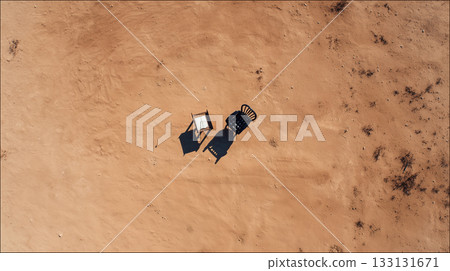 沙漠中央一張孤零零的辦公桌,訴說著當下人們的孤獨感和工作方式。在極致的寂靜中,「何為工作?」這個問題浮現。 沙漠中央一張孤零零的辦公桌,訴說著當下人們的孤獨感和工作方式。在極致的寂靜中,「何為工作?」這個問題浮現。 133131671