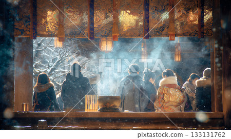 新年伊始，人們第一次來神社參拜的場景 133131762