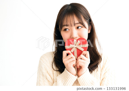 一位女士害羞地拿著情人節巧克力 133131996