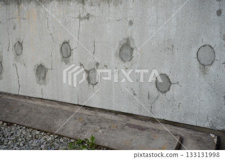 Concrete wall and circular mark Concrete wall and circular mark 133131998
