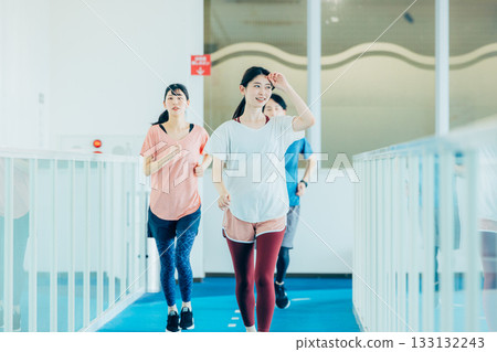 男女在室內跑道上跑步 133132243