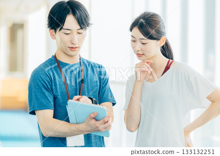 教練和拿著平板電腦的女士 133132251