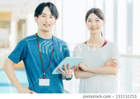 教練和拿著平板電腦的女士 教練和拿著平板電腦的女士 133132253
