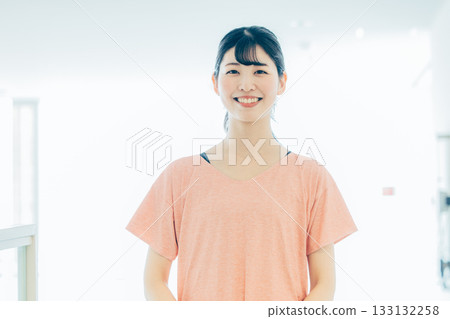 穿著運動服的年輕女子 133132258