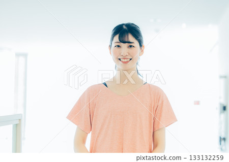 穿著運動服的年輕女子 133132259