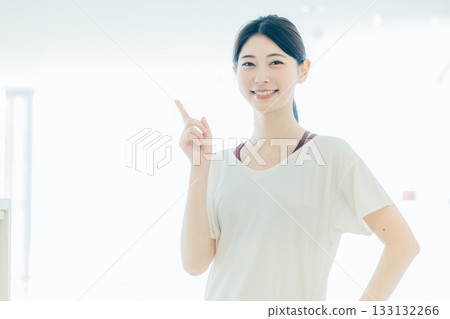 運動裝的女性 133132266