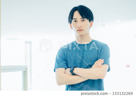 穿著訓練服擺姿勢的年輕人 133132269