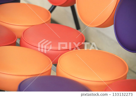 色彩鮮豔的沙發，附圓形靠墊 133132273