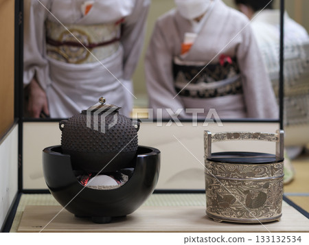 Viewing tea ceremony utensils in the tea ceremony - Omotesenke 133132534