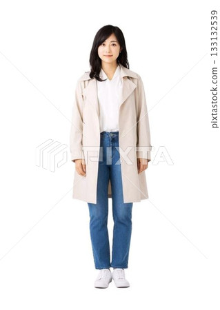 身著休閒裝的年輕女子 133132539