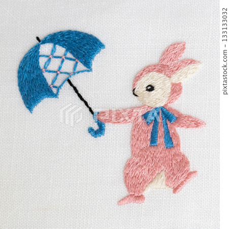 粉紅兔子刺繡圖案，手持一把傘 133133032