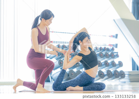 在健身房伸展運動的女人 在健身房伸展運動的女人 133133258