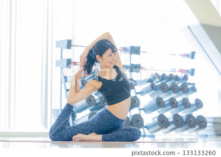 年輕女子在訓練館伸展 133133260