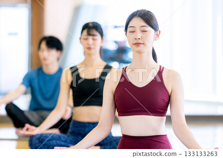 年輕男女在瑜珈館練習瑜伽 133133263