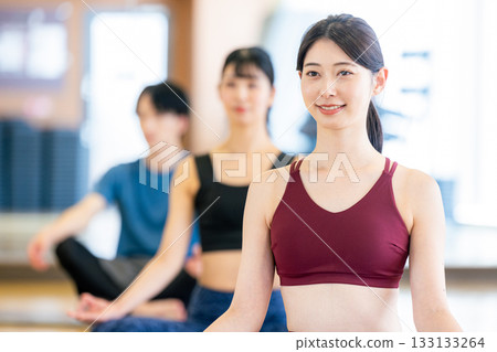 年輕男女在瑜珈館練習瑜伽 年輕男女在瑜珈館練習瑜伽 133133264